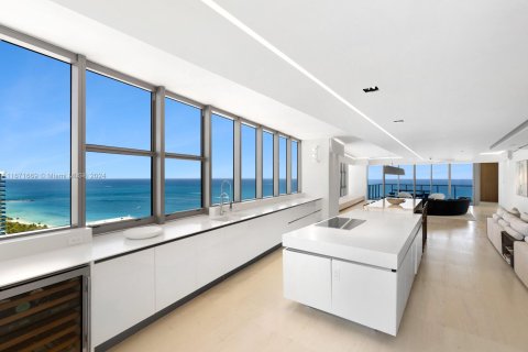 Condominio en venta en Bal Harbour, Florida, 3 dormitorios, 360.83 m2 № 1394882 - foto 3