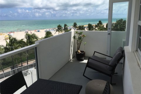 Condo in Miami Beach, Florida, 2 bedrooms  № 818 - photo 20