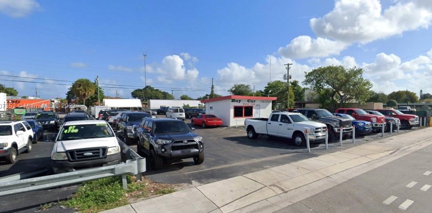 Commercial property in West Park, Florida № 5527