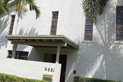 Townhouse in South Miami, Florida 3 bedrooms, 204.38 sq.m. № 1369163 - photo 1