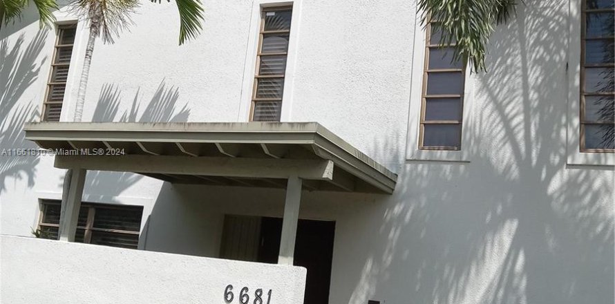 Townhouse in South Miami, Florida 3 bedrooms, 204.38 sq.m. № 1369163