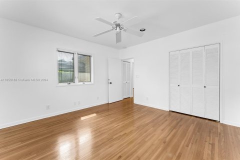 House in Coral Gables, Florida 4 bedrooms, 215.44 sq.m. № 1367114 - photo 11