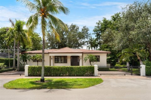 Villa ou maison à louer à Coral Gables, Floride: 4 chambres, 215.44 m2 № 1367114 - photo 1