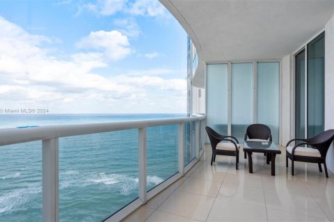 Condo in Sunny Isles Beach, Florida, 3 bedrooms  № 1367158 - photo 1