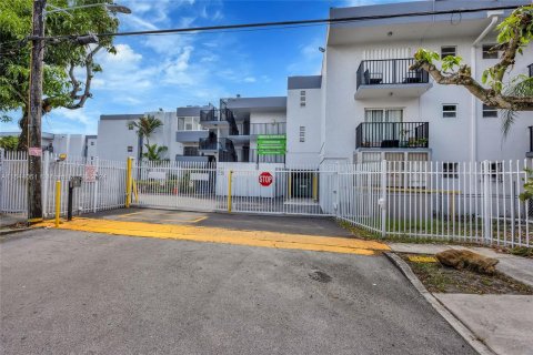 Condominio en venta en Miami, Florida, 2 dormitorios, 83.61 m2 № 1367112 - foto 12