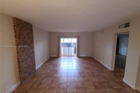 Condominio en venta en Pinecrest, Florida, 1 dormitorio, 65.03 m2 № 932176 - foto 3