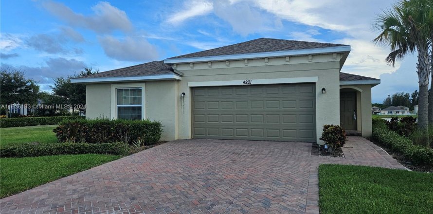 House in St. Lucie, Florida 4 bedrooms, 170.01 sq.m. № 1305690