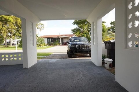 Casa en venta en Lauderdale Lakes, Florida, 2 dormitorios, 138.42 m2 № 954792 - foto 2