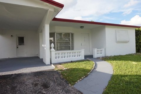 Villa ou maison à vendre à Lauderdale Lakes, Floride: 2 chambres, 138.42 m2 № 954792 - photo 1