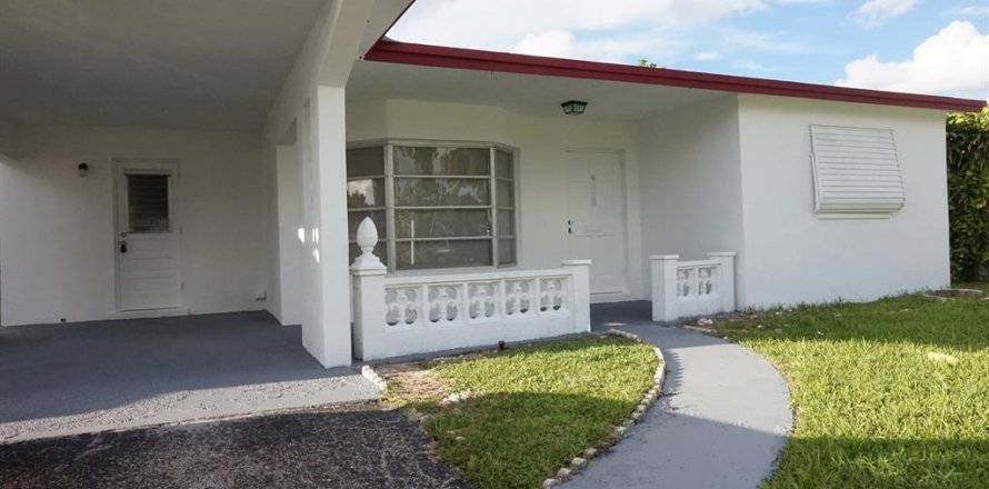 House in Lauderdale Lakes, Florida 2 bedrooms, 138.42 sq.m. № 954792