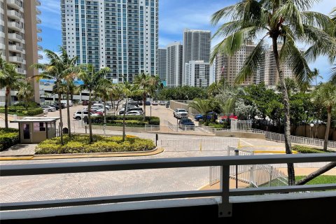 Condo in Hallandale Beach, Florida, 2 bedrooms  № 970503 - photo 11