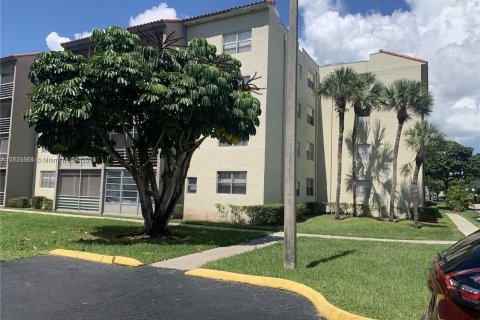 Condo in North Lauderdale, Florida, 1 bedroom  № 1290655 - photo 1