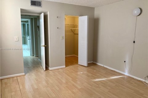 Condo in North Lauderdale, Florida, 1 bedroom  № 1290655 - photo 11