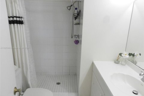 Condo in Sunrise, Florida, 2 bedrooms  № 1290654 - photo 13