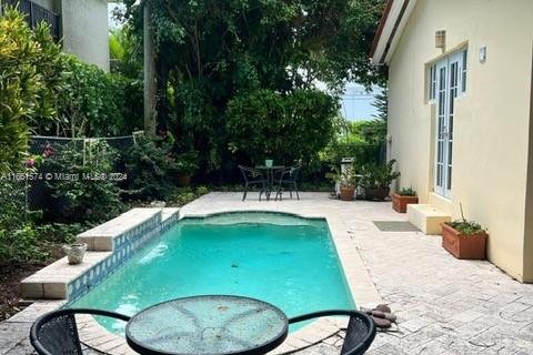 House in Coral Gables, Florida 3 bedrooms, 144.46 sq.m. № 1369142 - photo 2