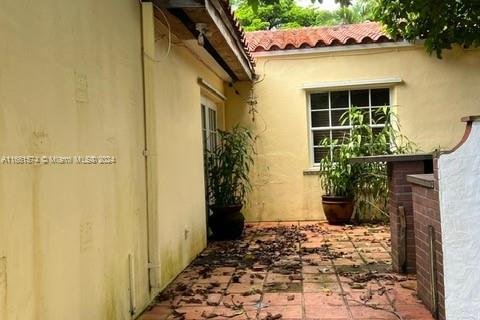 House in Coral Gables, Florida 3 bedrooms, 144.46 sq.m. № 1369142 - photo 4