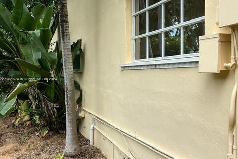 House in Coral Gables, Florida 3 bedrooms, 144.46 sq.m. № 1369142 - photo 5