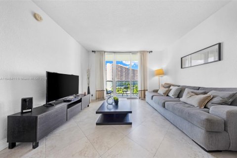 Condo in Hollywood, Florida, 2 bedrooms  № 1330934 - photo 13