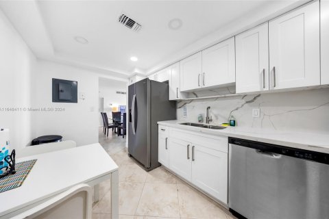 Condo in Hollywood, Florida, 2 bedrooms  № 1330934 - photo 19