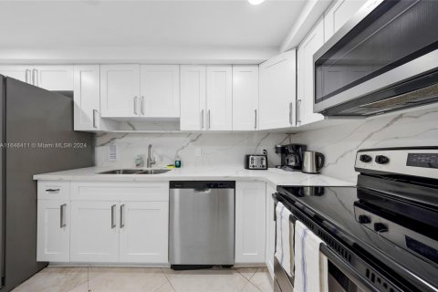 Condo in Hollywood, Florida, 2 bedrooms  № 1330934 - photo 20