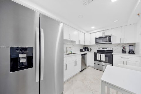 Condo in Hollywood, Florida, 2 bedrooms  № 1330934 - photo 17