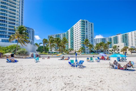 Condo in Hollywood, Florida, 2 bedrooms  № 1330934 - photo 1