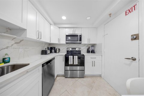 Condo in Hollywood, Florida, 2 bedrooms  № 1330934 - photo 18