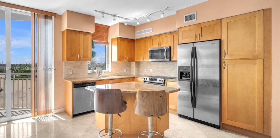 Condo in Hallandale Beach, Florida, 2 bedrooms  № 1326027