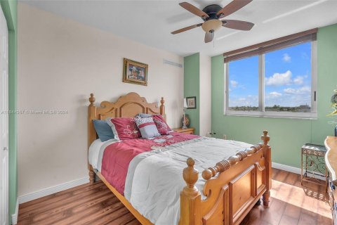 Condo in Hallandale Beach, Florida, 2 bedrooms  № 1326027 - photo 6