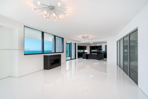 Condo in Sunny Isles Beach, Florida, 3 bedrooms  № 1095572 - photo 2