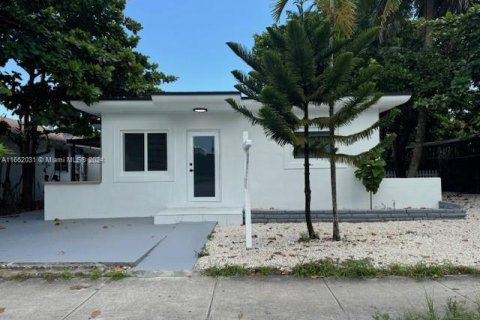 House in Miami, Florida 2 bedrooms, 66.43 sq.m. № 1369238 - photo 1