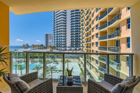 Condominio en alquiler en Hollywood, Florida, 2 dormitorios, 77.57 m2 № 1369239 - foto 11