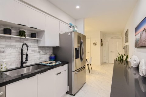 Condo in Hollywood, Florida, 2 bedrooms  № 1369239 - photo 6