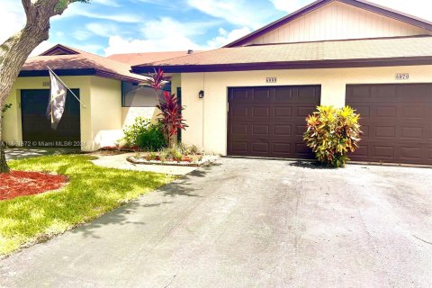 House in Tamarac, Florida 2 bedrooms, 114.64 sq.m. № 1369182 - photo 3