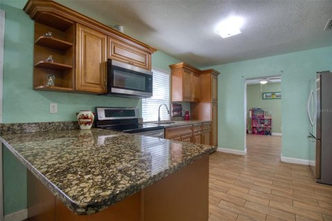 House in Tampa, Florida 4 bedrooms, 144.93 sq.m. № 1363362 - photo 5