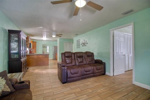 House in Tampa, Florida 4 bedrooms, 144.93 sq.m. № 1363362 - photo 10