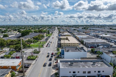 Propiedad comercial en venta en Hialeah, Florida № 1406072 - foto 10