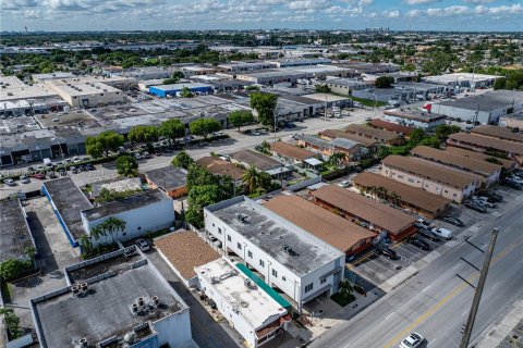 Propiedad comercial en venta en Hialeah, Florida № 1406072 - foto 14