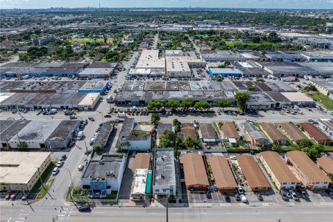 Propiedad comercial en venta en Hialeah, Florida № 1406072 - foto 13