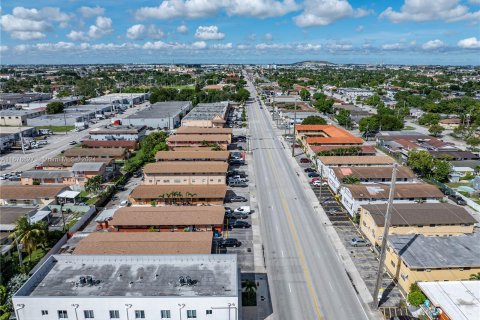 Propiedad comercial en venta en Hialeah, Florida № 1406072 - foto 11