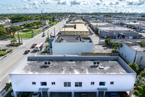 Propiedad comercial en venta en Hialeah, Florida № 1406072 - foto 3