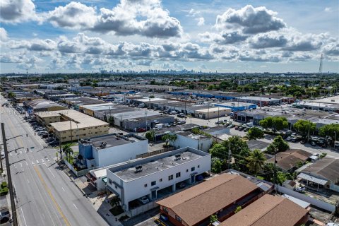 Propiedad comercial en venta en Hialeah, Florida № 1406072 - foto 12