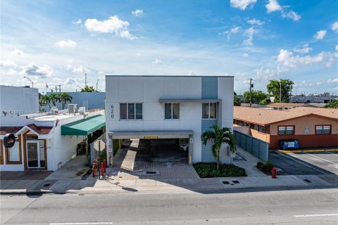 Commercial property in Hialeah, Florida № 1406072 - photo 1