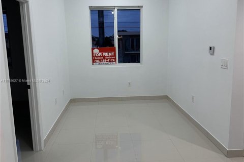 Commercial property in Hialeah, Florida № 1406072 - photo 17