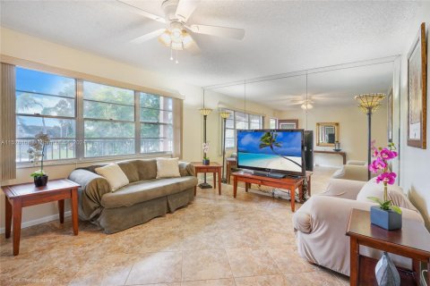 Condominio en venta en Pembroke Pines, Florida, 1 dormitorio, 75.34 m2 № 993461 - foto 2