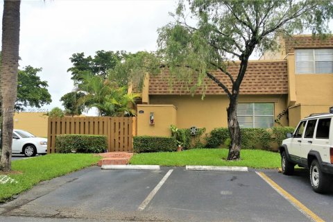 House in Sunrise, Florida 2 bedrooms, 90.12 sq.m. № 993462 - photo 2