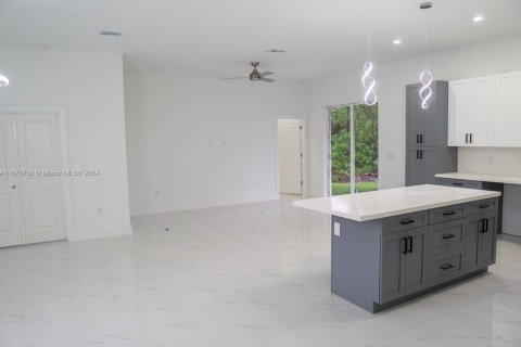 House in Lehigh Acres, Florida 3 bedrooms № 1400227 - photo 9