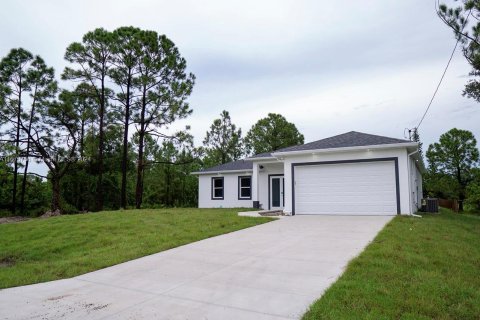 House in Lehigh Acres, Florida 3 bedrooms № 1400227 - photo 1