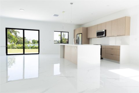 House in Miami, Florida 4 bedrooms, 185.8 sq.m. № 1321381 - photo 4