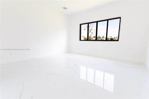 House in Miami, Florida 4 bedrooms, 185.8 sq.m. № 1321381 - photo 7